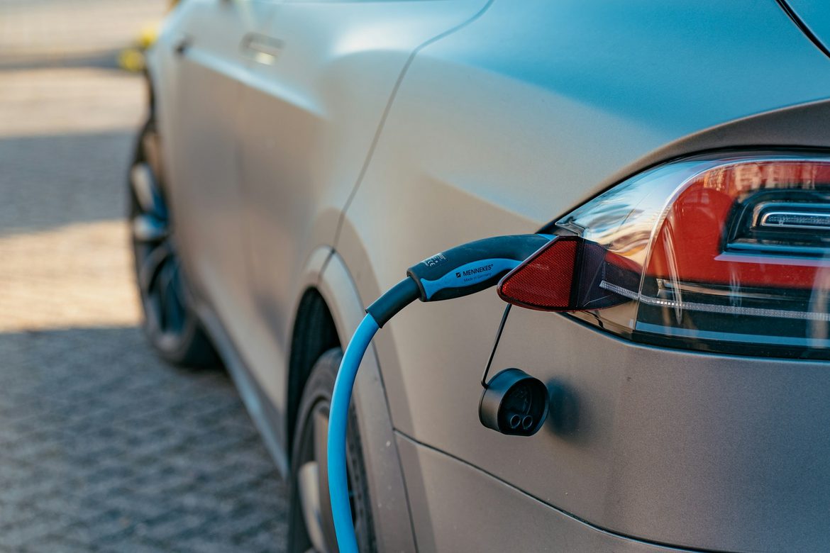 Kiek kainuoja elektromobilio įkrovimo stotelės įrengimas namuose?