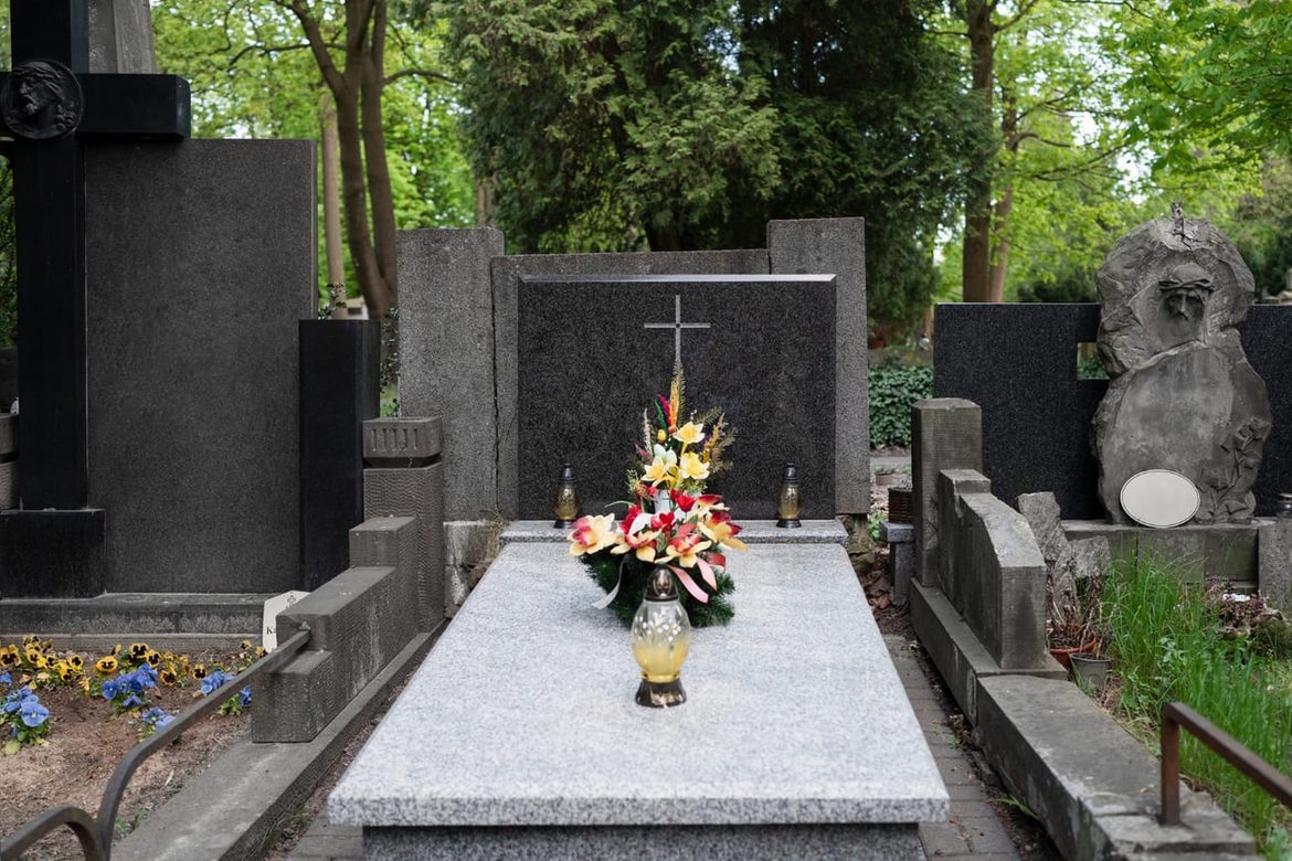 Kuo skiriasi vientisos ir iš kelių dalių sudarytos kapų plokštės?